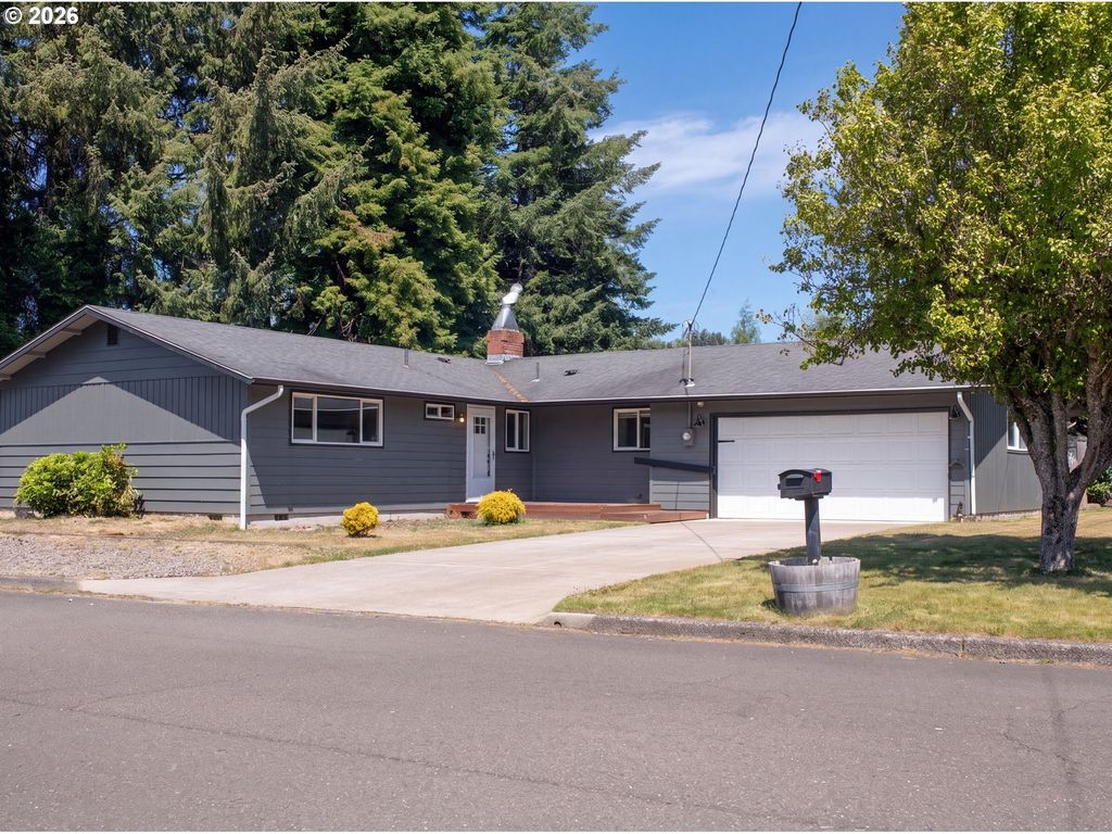 3010 Country Club Dr, Reedsport