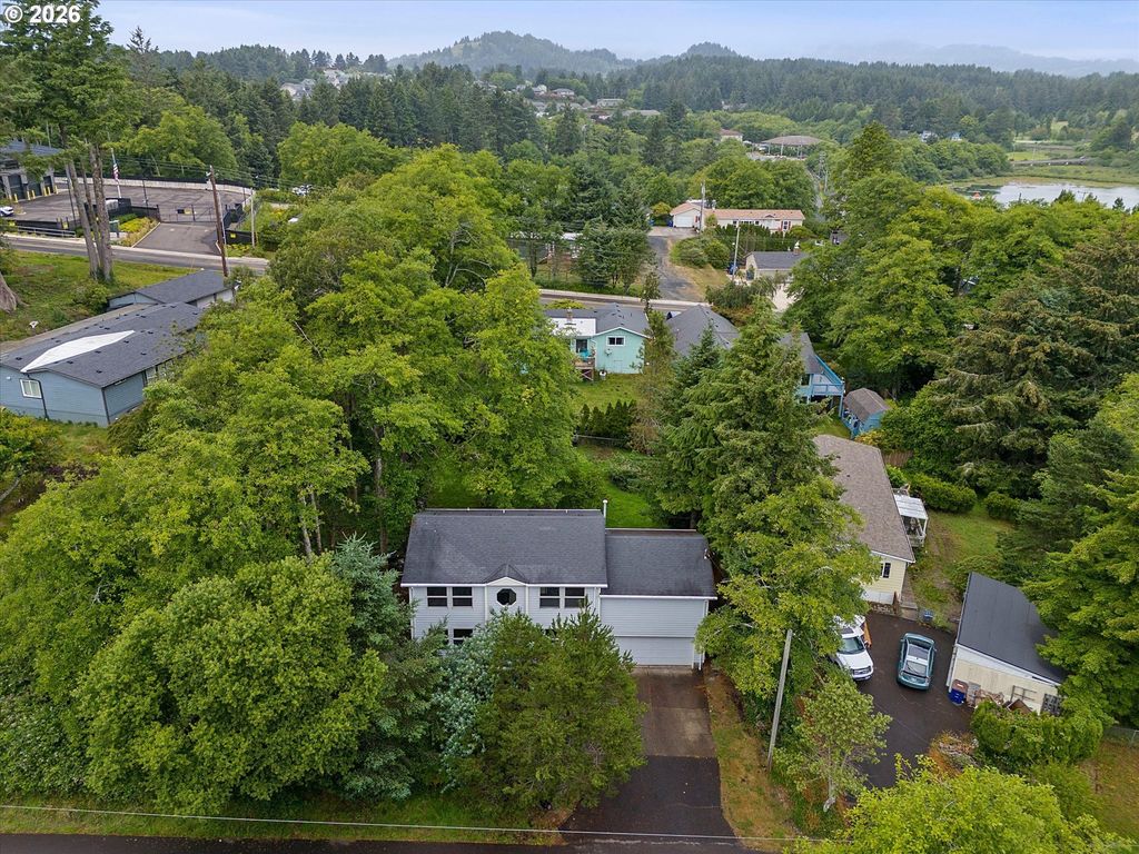 2885 Ne 35th St, Lincoln City
