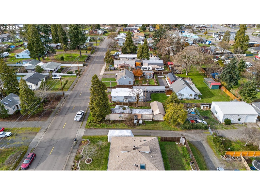 47521 School St, Oakridge