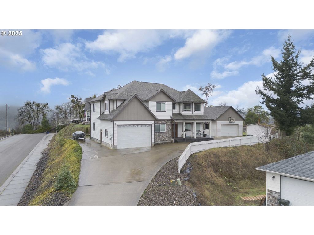 860 Ne Ventura St, Roseburg