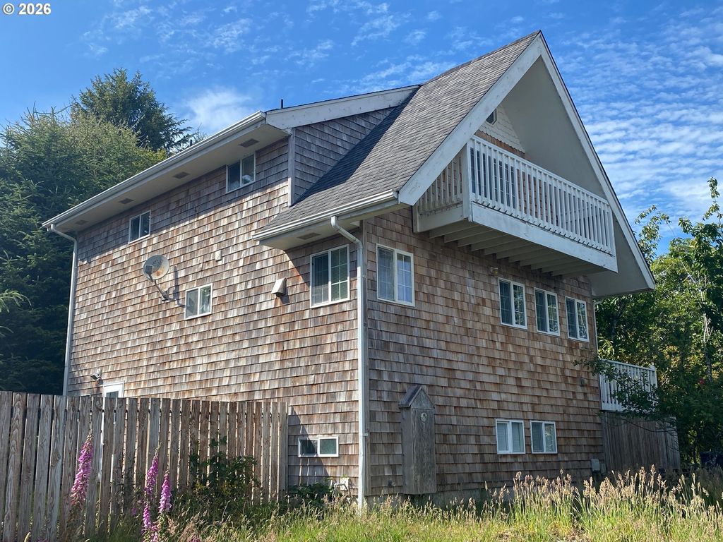 1017 Ne Lake Dr, Lincoln City