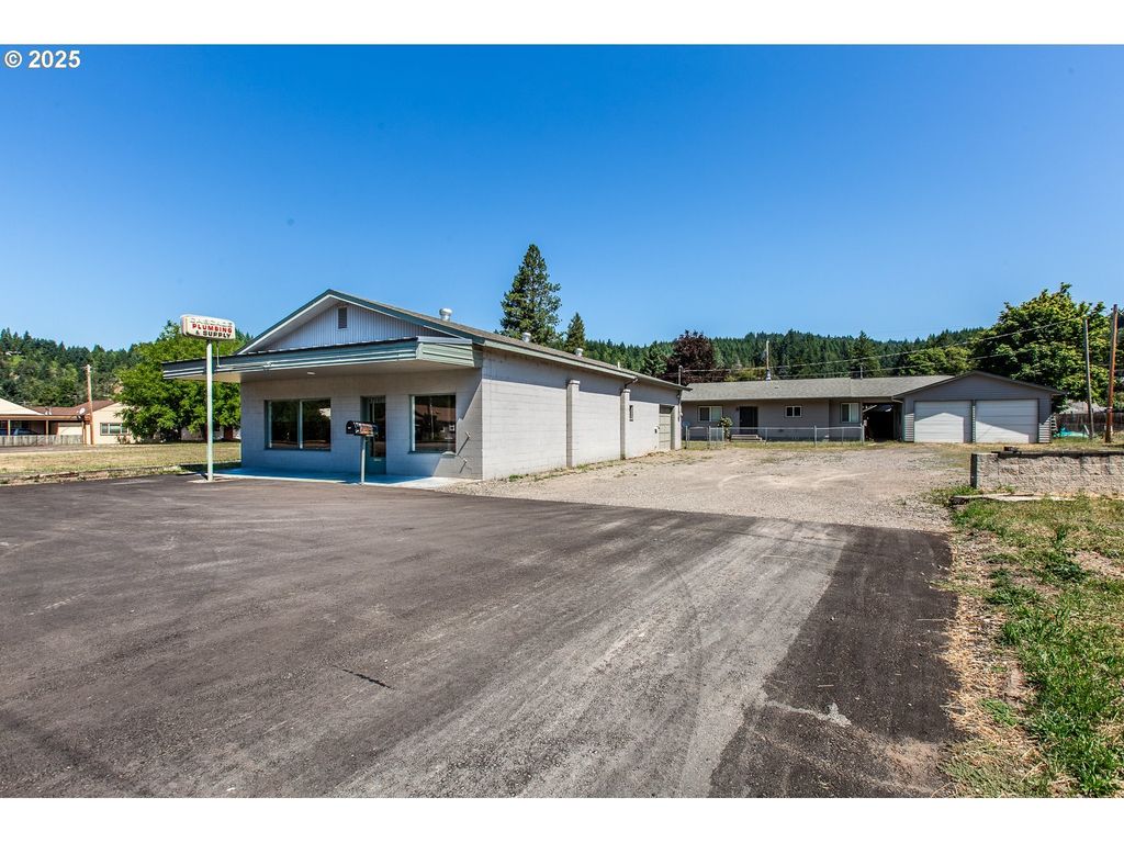 47597 Highway 58, Oakridge