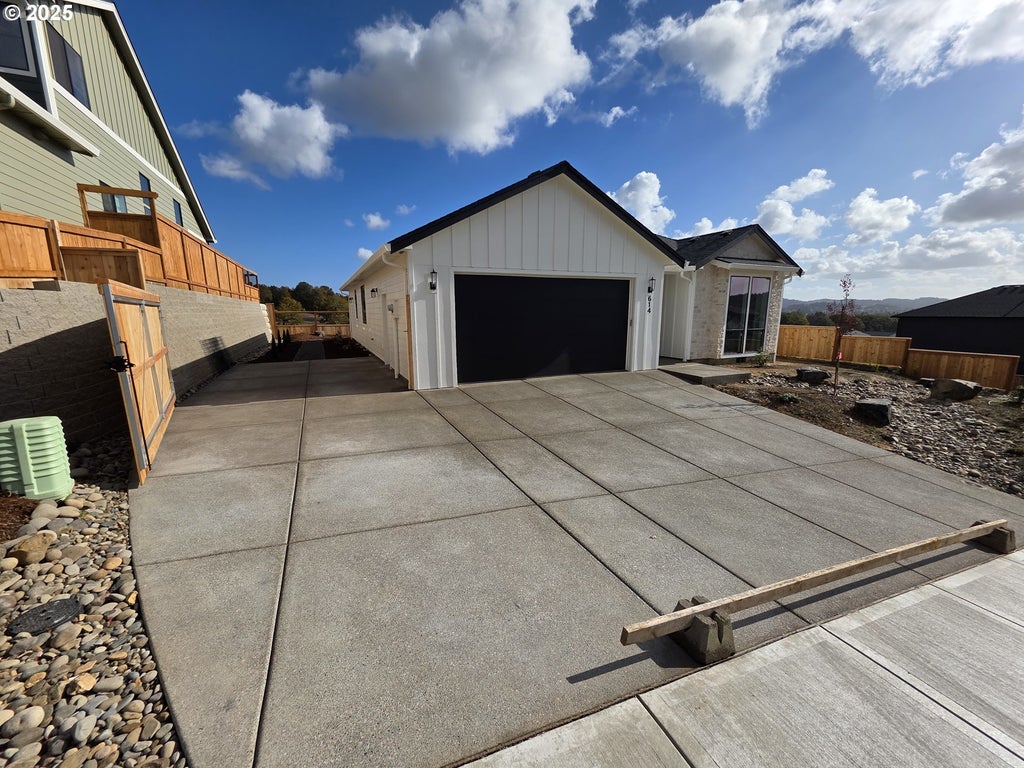 614 Nw Cascade Mountain Dr, Dallas