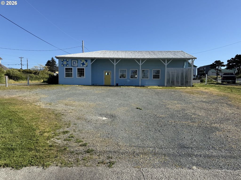 335 7th St, Port Orford