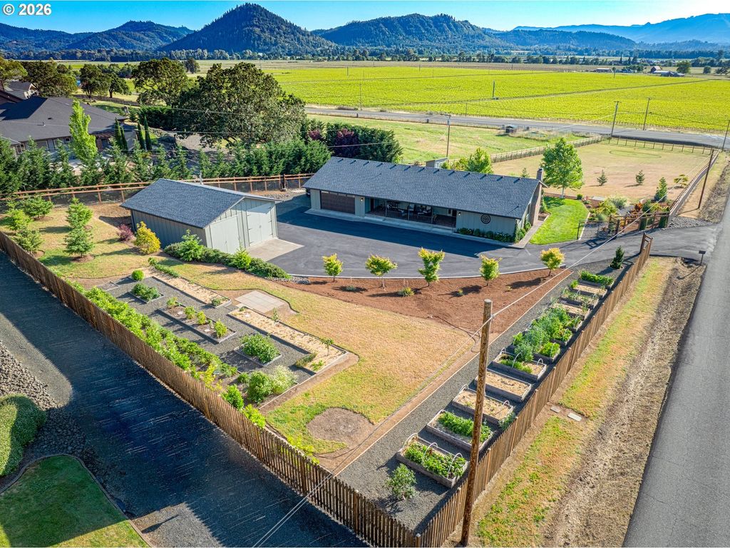 10 Ridgewood Dr, Roseburg