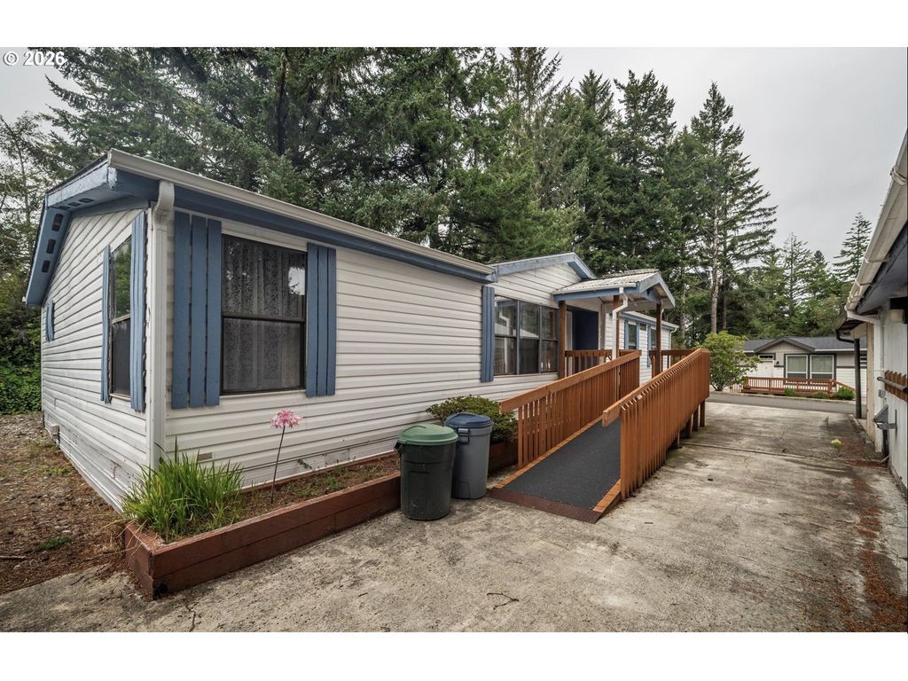 1445 Village Pines Ave, Coos Bay