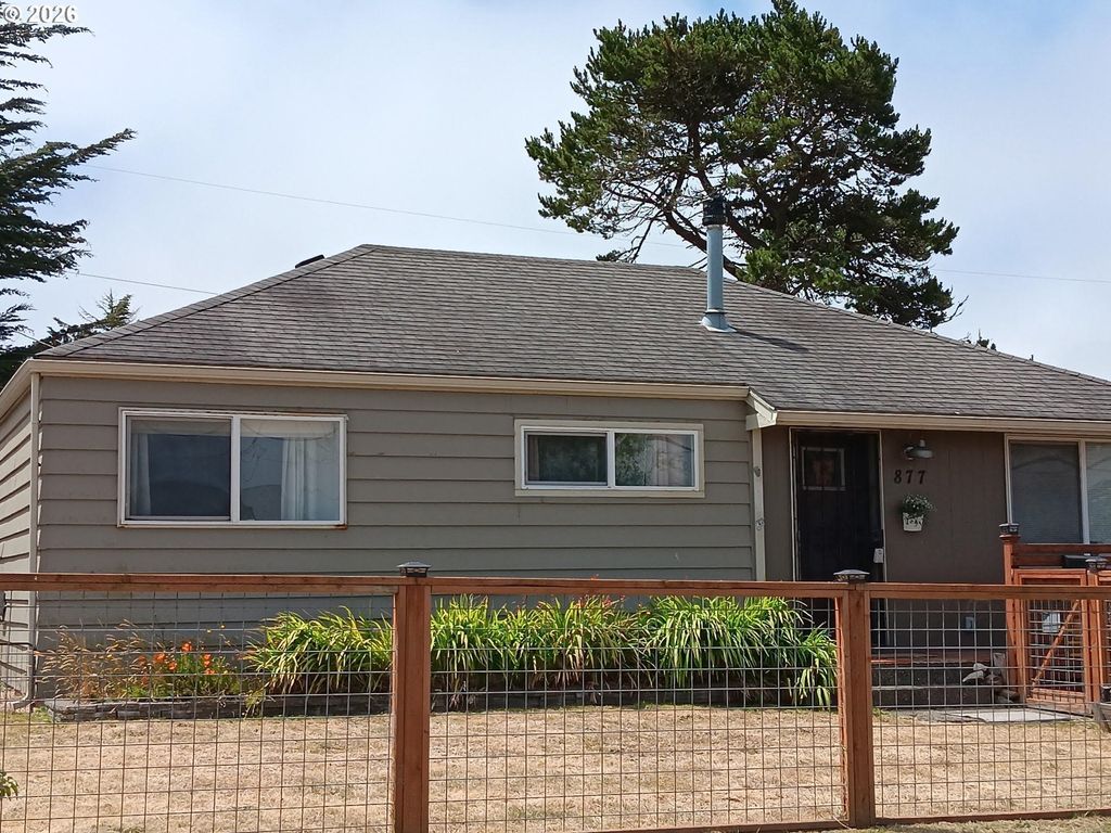 877 Pacific Ave, Coos Bay