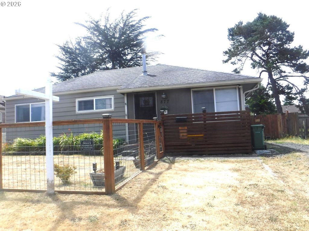 877 Pacific Ave, Coos Bay