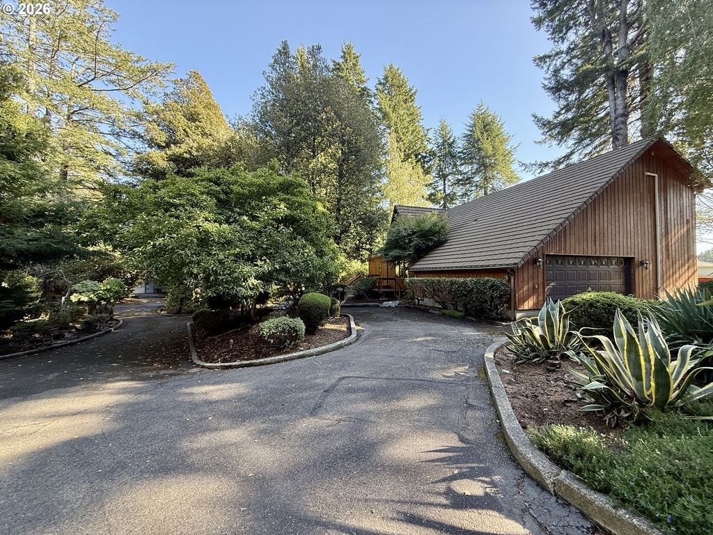 940 Pioneer Ln, Brookings
