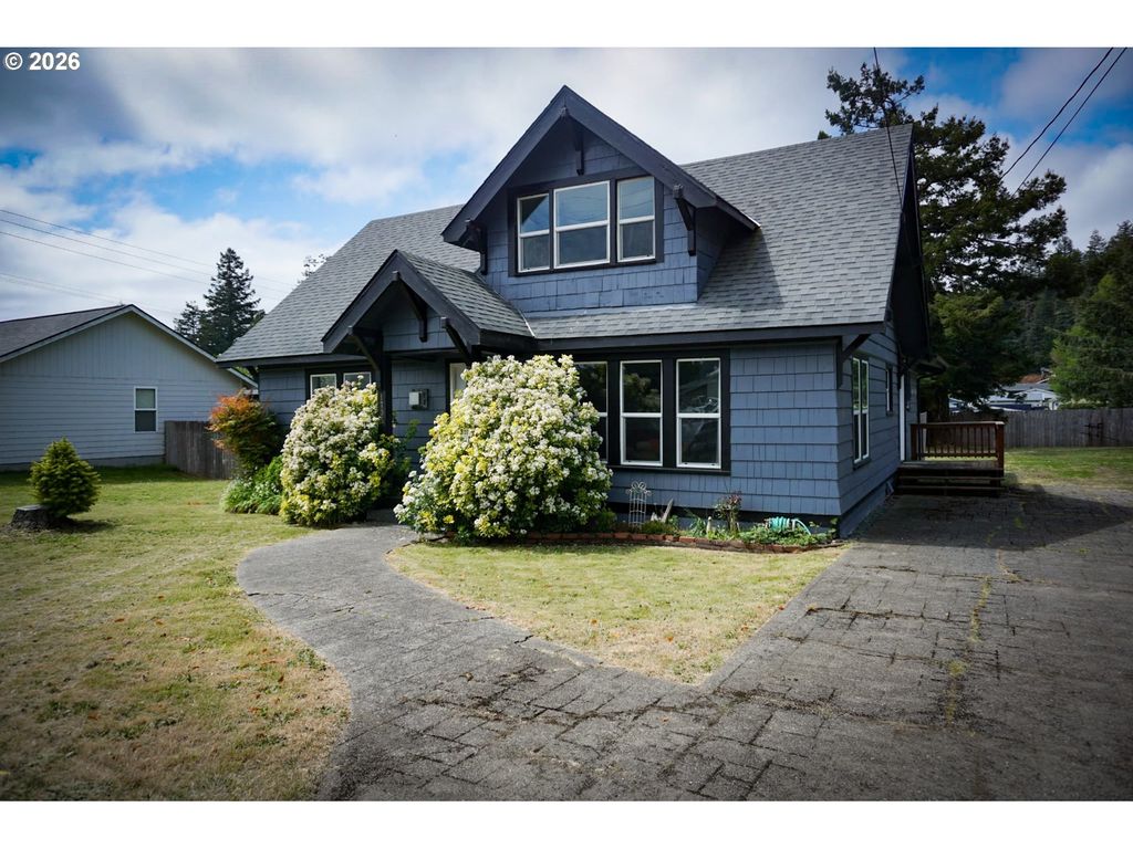 1735 N Elm St, Coquille