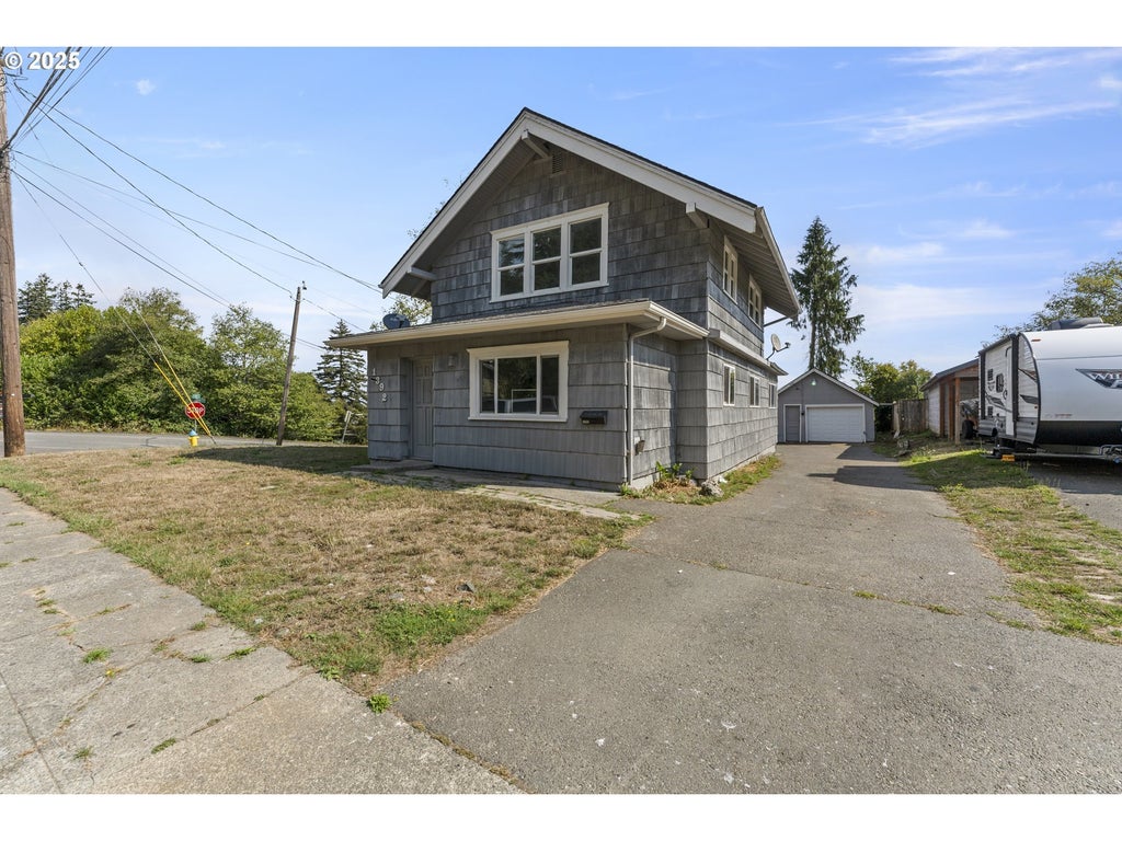 1392 N 8th St, Coos Bay