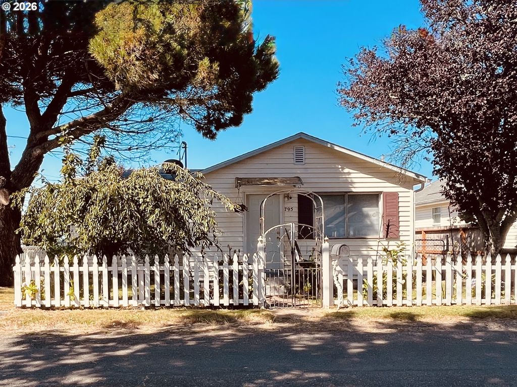 795 Laurel Ave, Reedsport