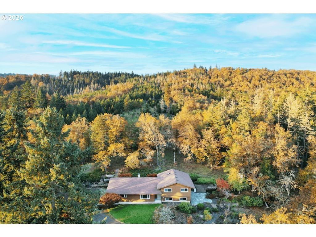 801 Colonial Rd, Roseburg