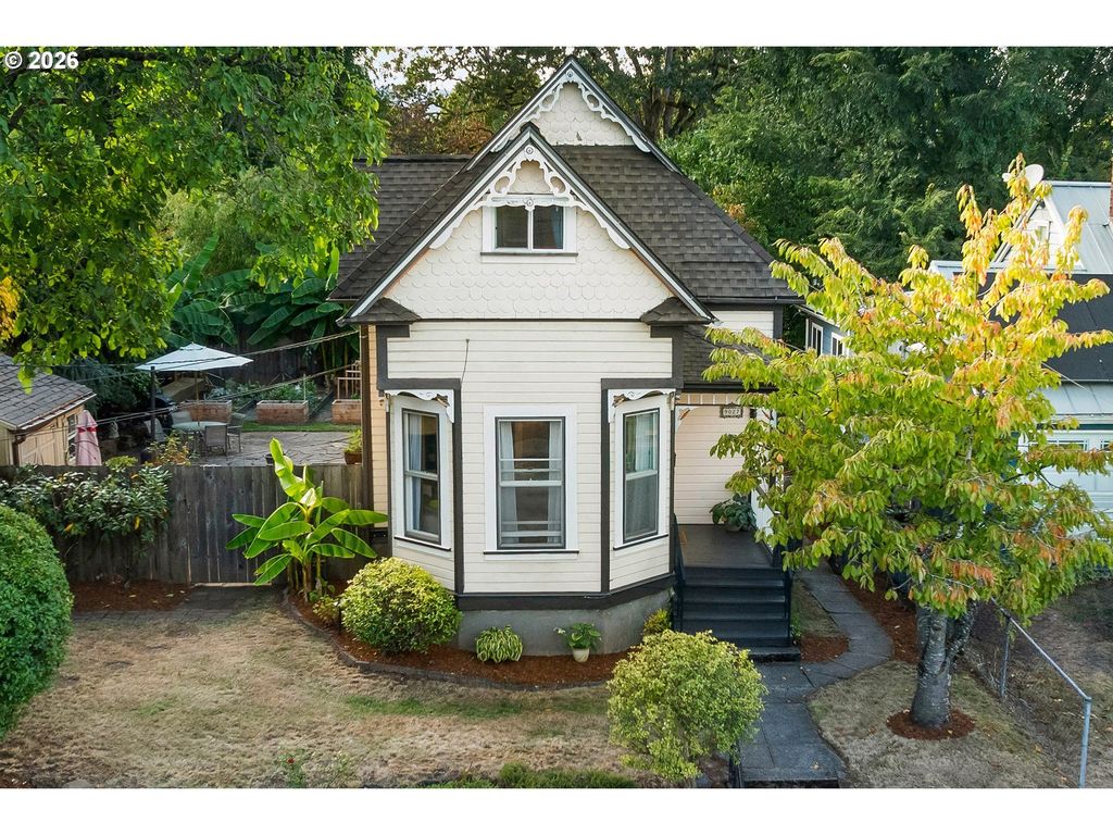 9027 N Charleston Ave, Portland