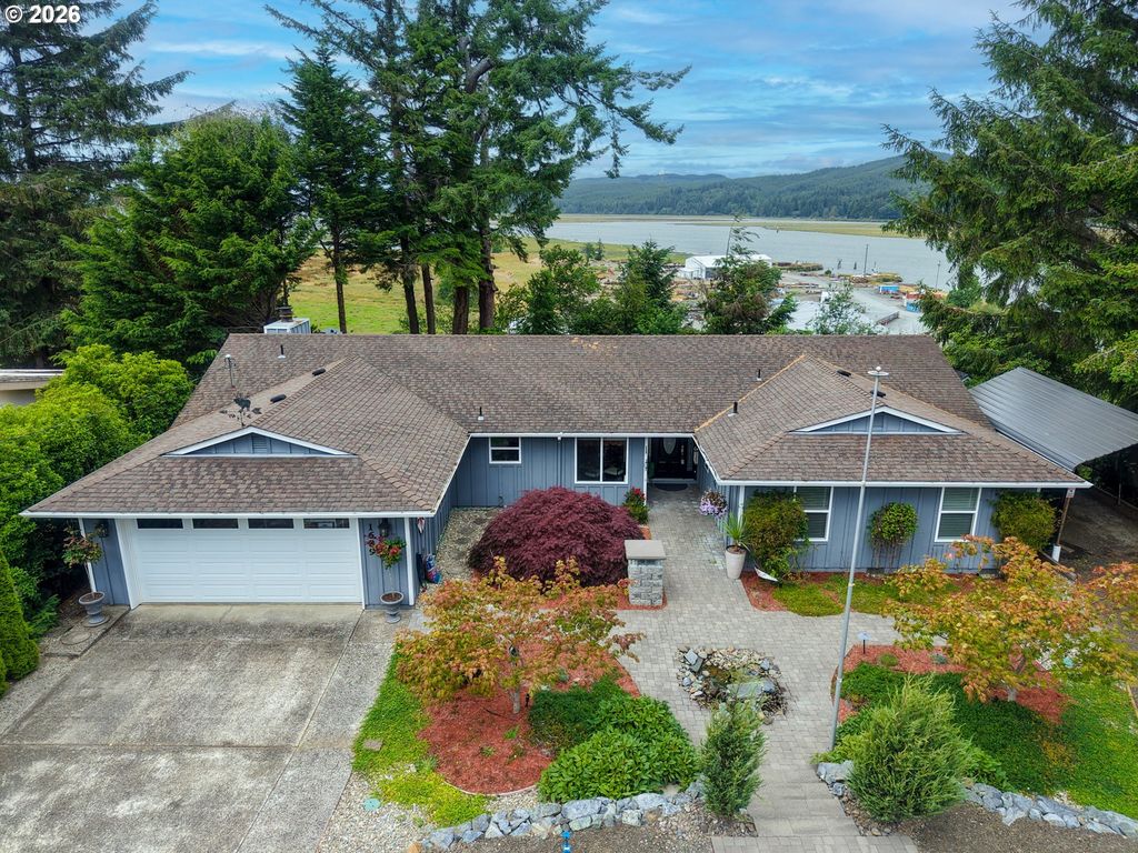 1689 Applewood Dr, Coos Bay