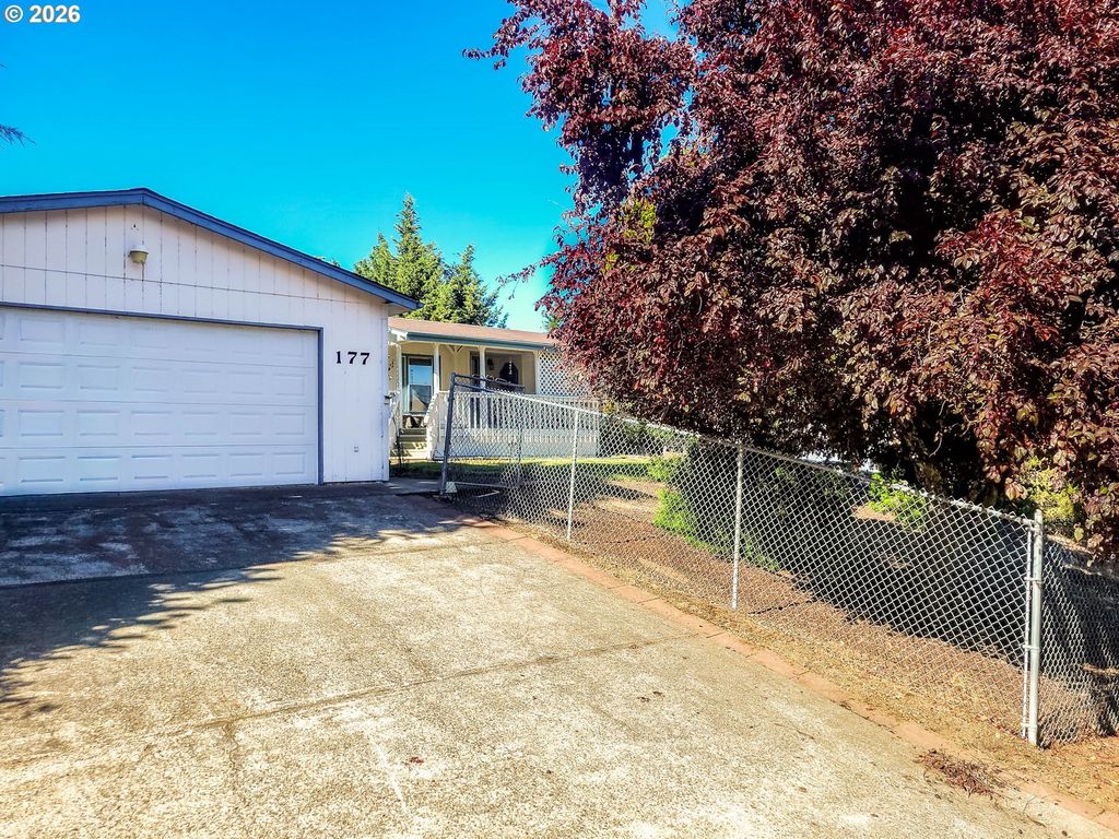 177 W Angela Ct, Roseburg