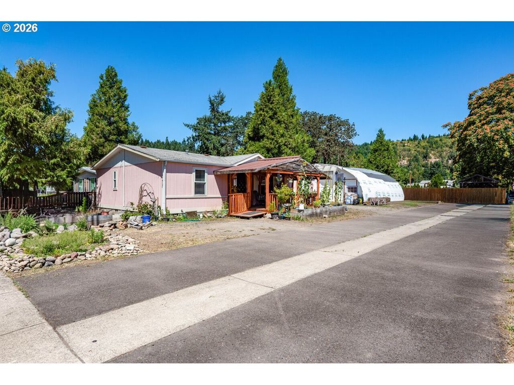 47507 School St, Oakridge