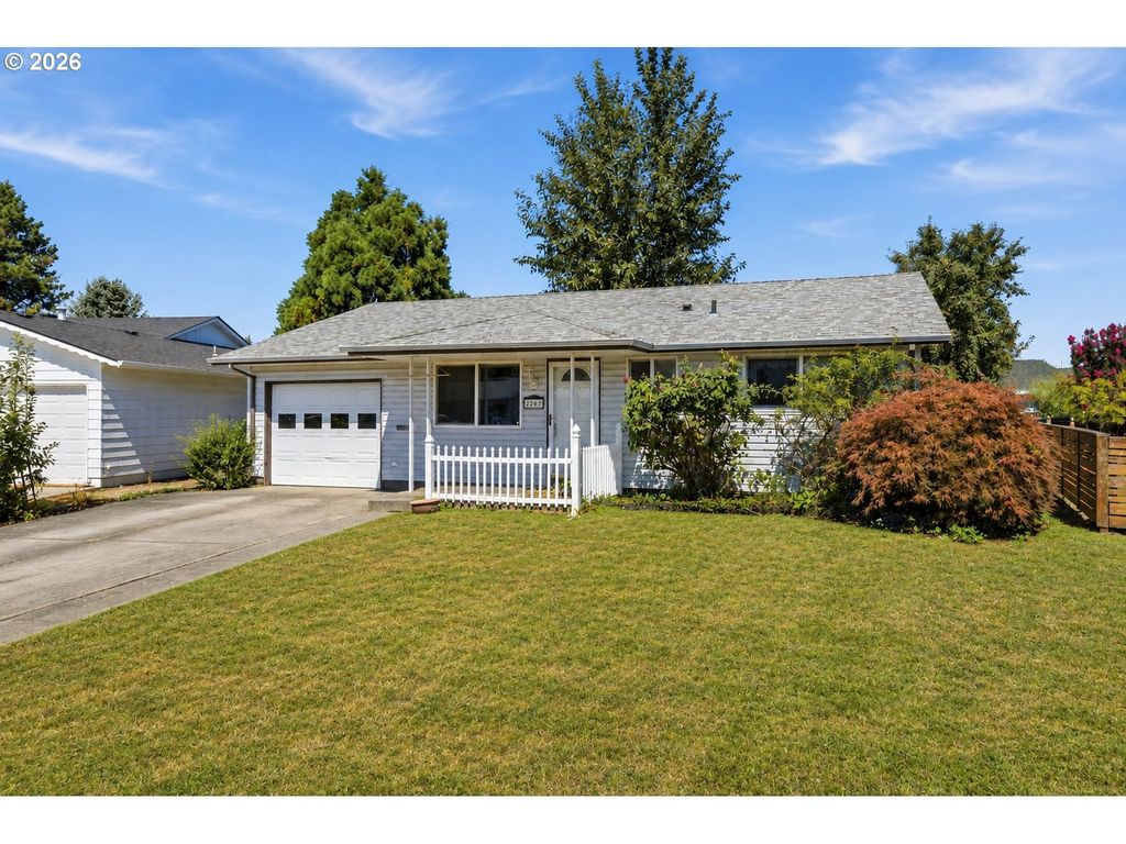 2293 Country Club Ter, Woodburn