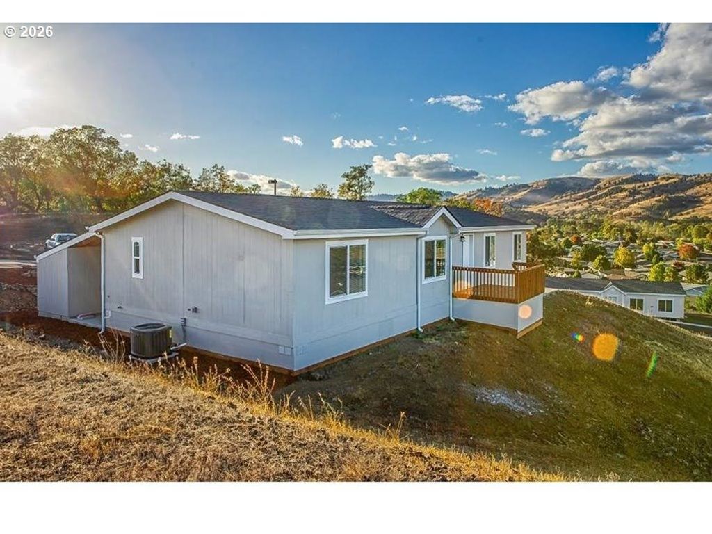 220 Deschutes Ln, Roseburg