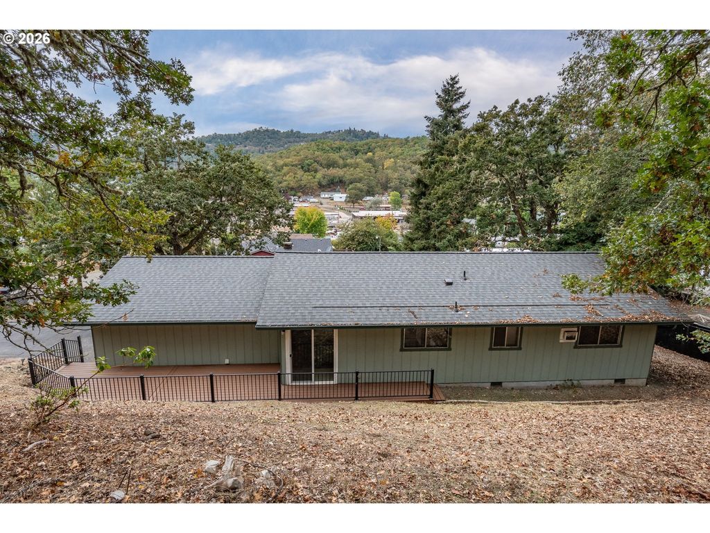 210 Mobridge Ave, Roseburg