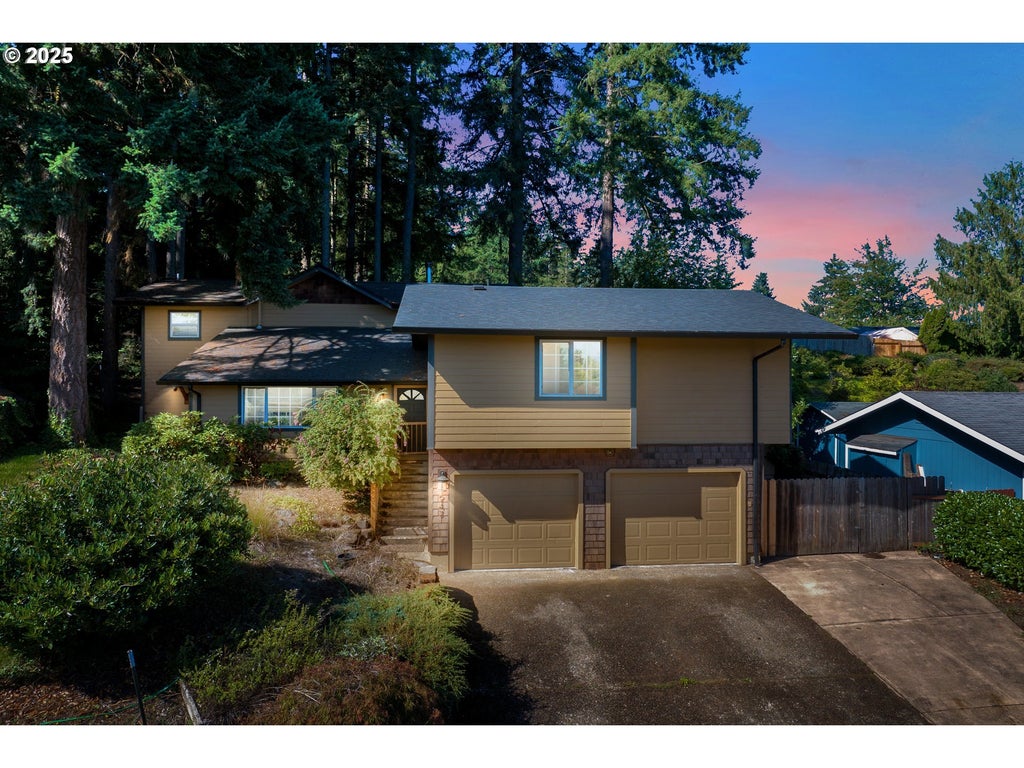 947 S R St, Cottage Grove