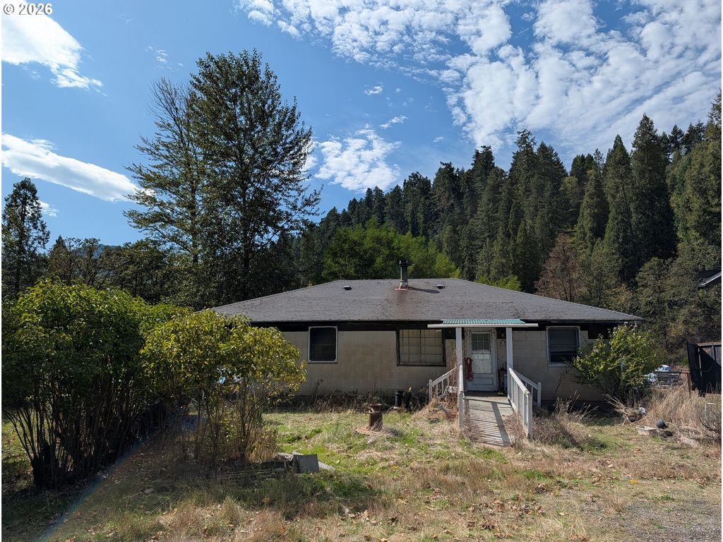 76526 W 2nd St, Oakridge