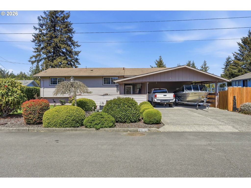 2820 Country Club Ct, Reedsport