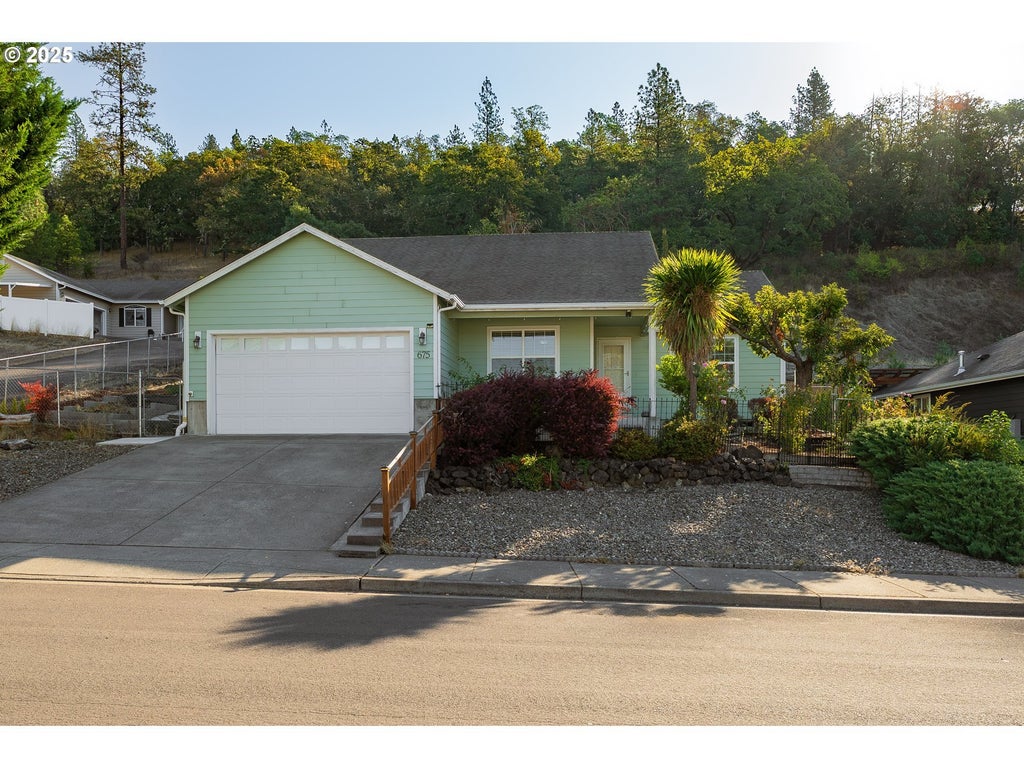675 Ne Cummins St, Roseburg
