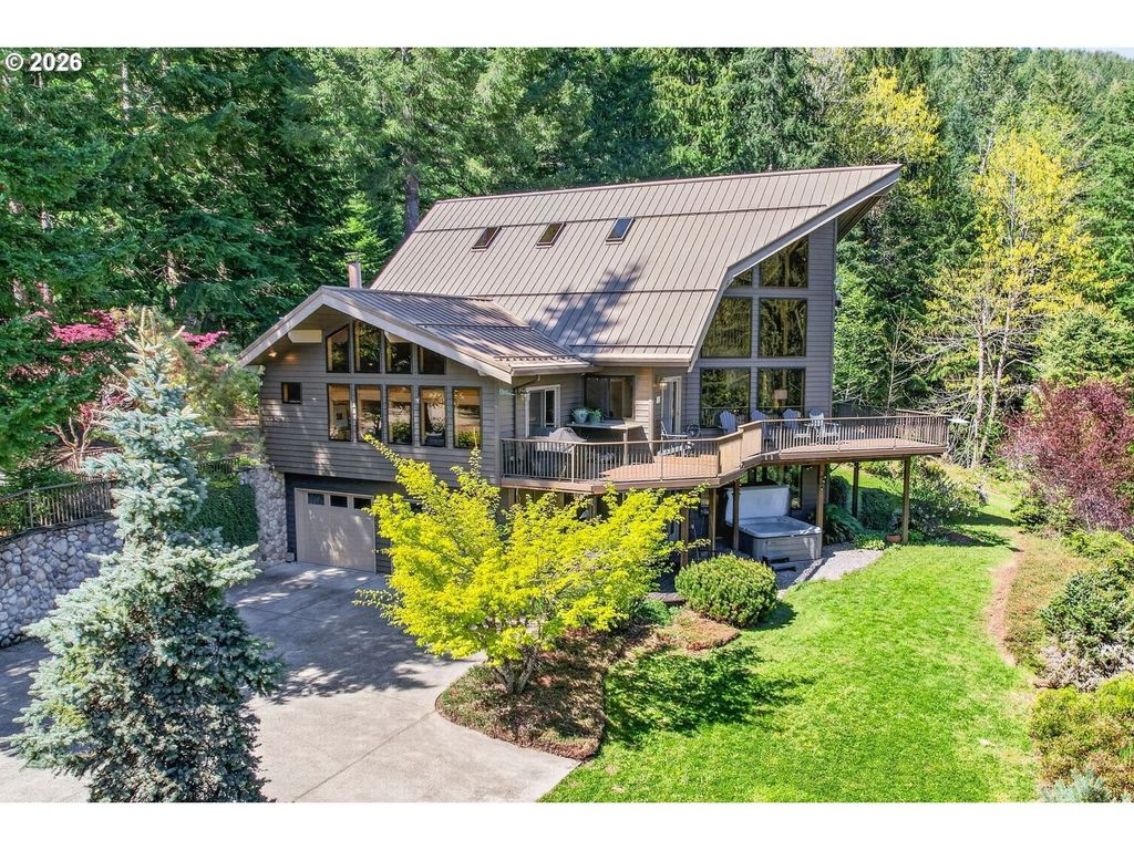 18685 E Aschoff Rd, Rhododendron
