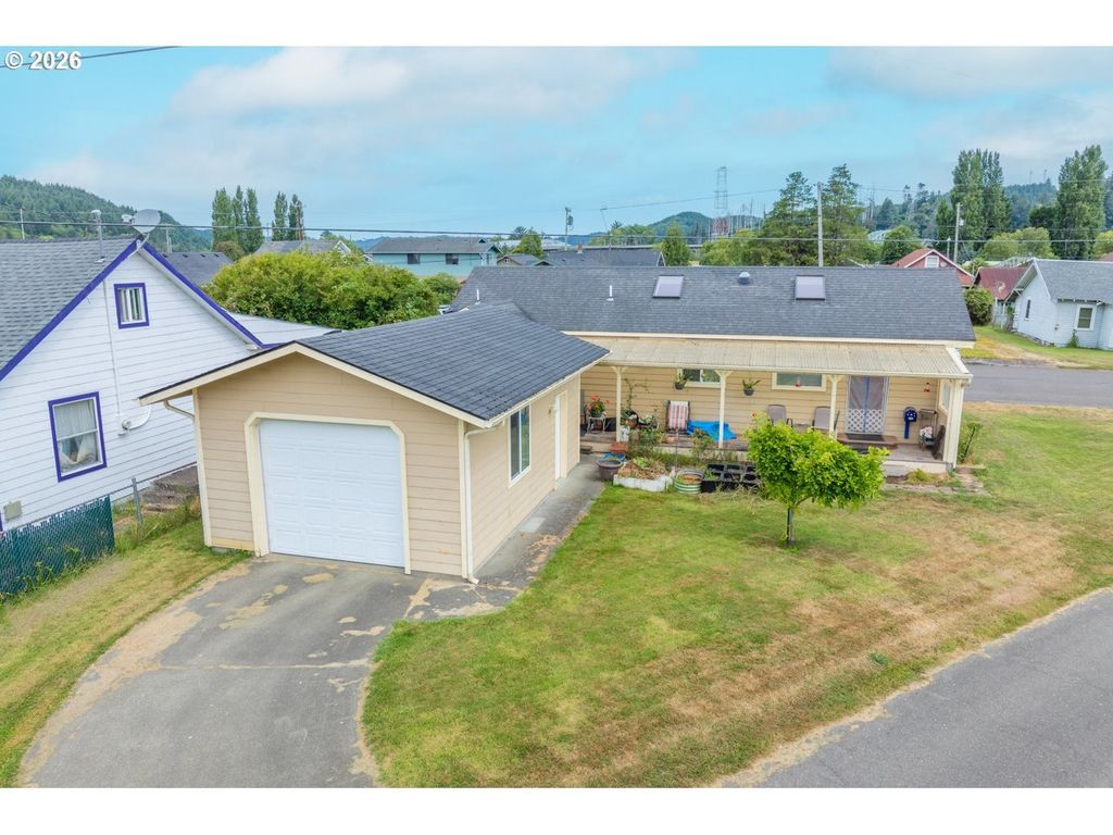 724 Laurel Ave, Reedsport