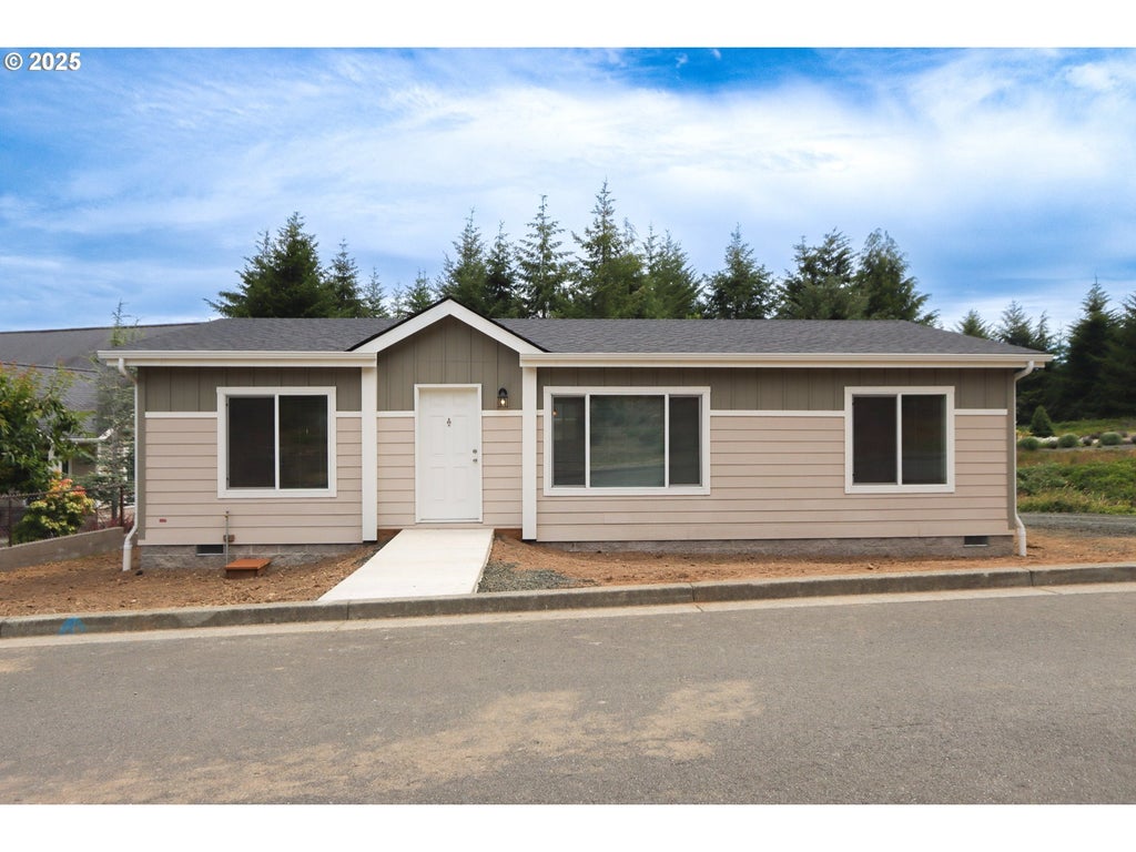 425 Providence Dr, Reedsport