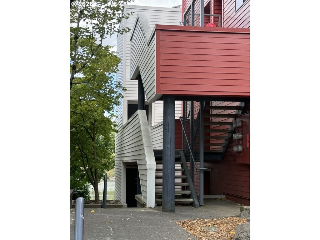 910 Nw Naito Pkwy I-4, Portland