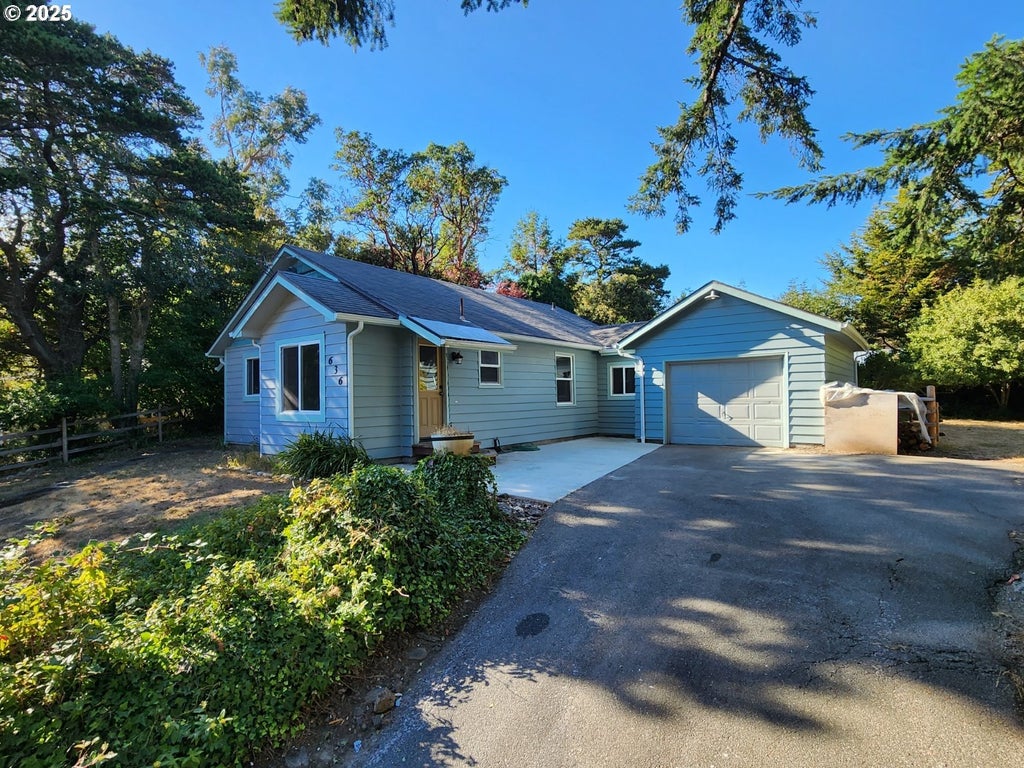 636 18th St, Port Orford