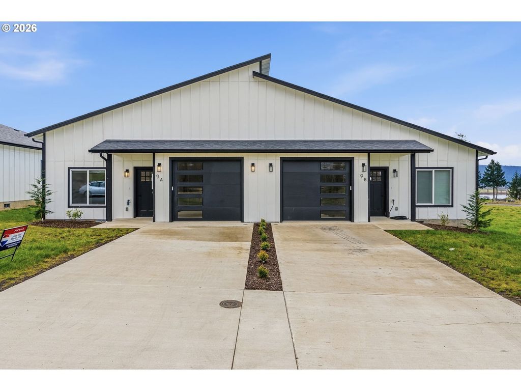 9 Anchor Way B, Cathlamet