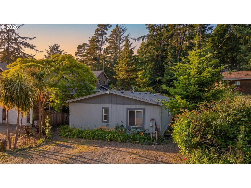 755 Ironwood St, Manzanita