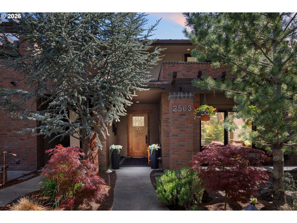 2563 Nw Crossing Dr, Bend