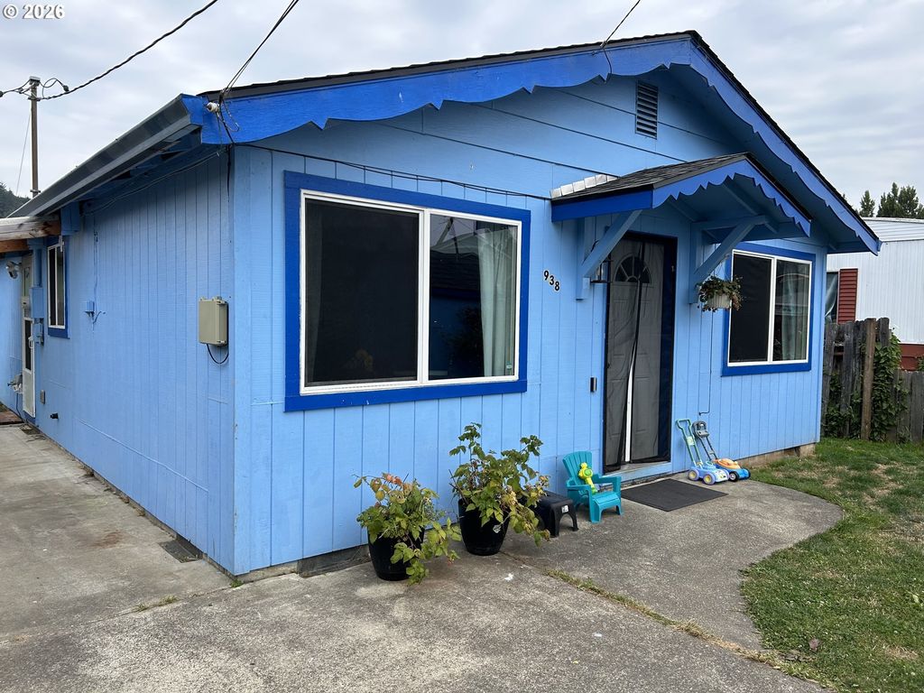 938 N 8th St, Reedsport