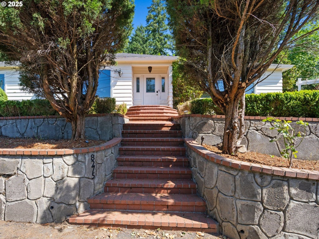 8275 Sw Canyon Rd, Portland