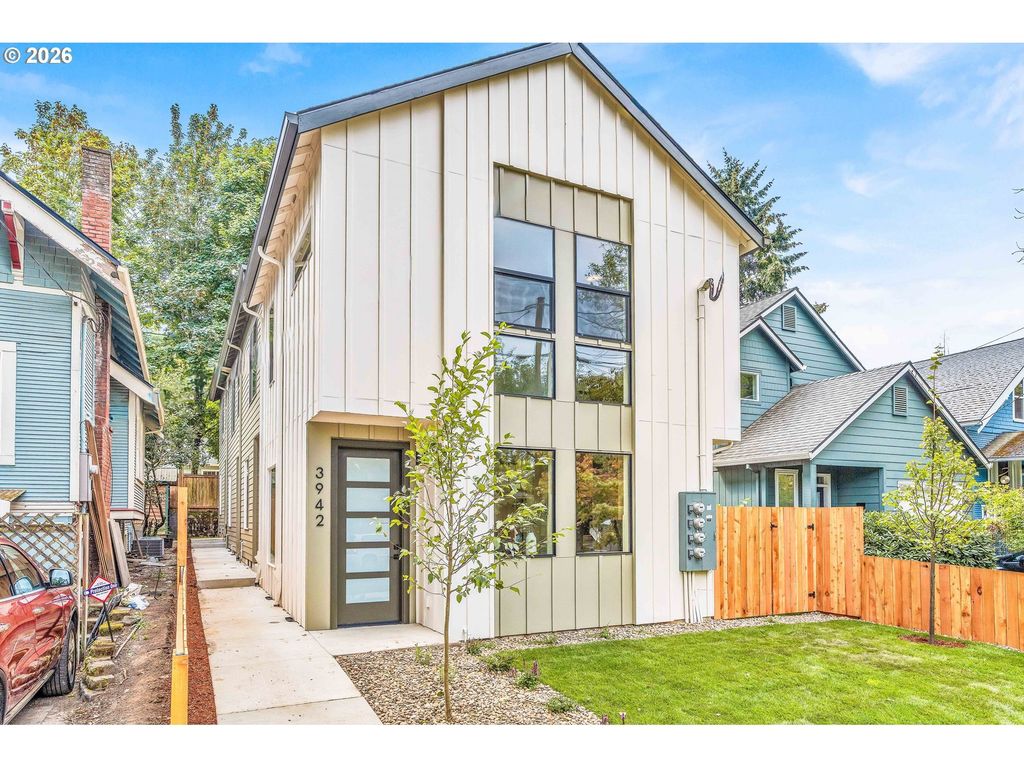 3944 Se Ivon St, Portland