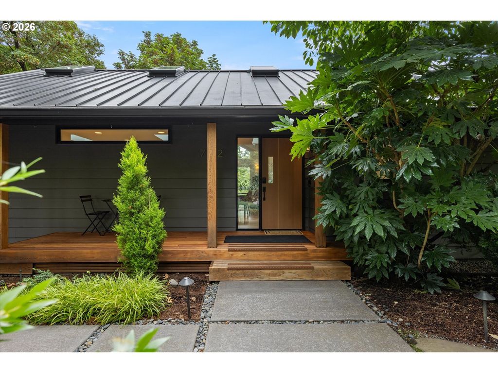 752 Lake Forest Dr, Lake Oswego