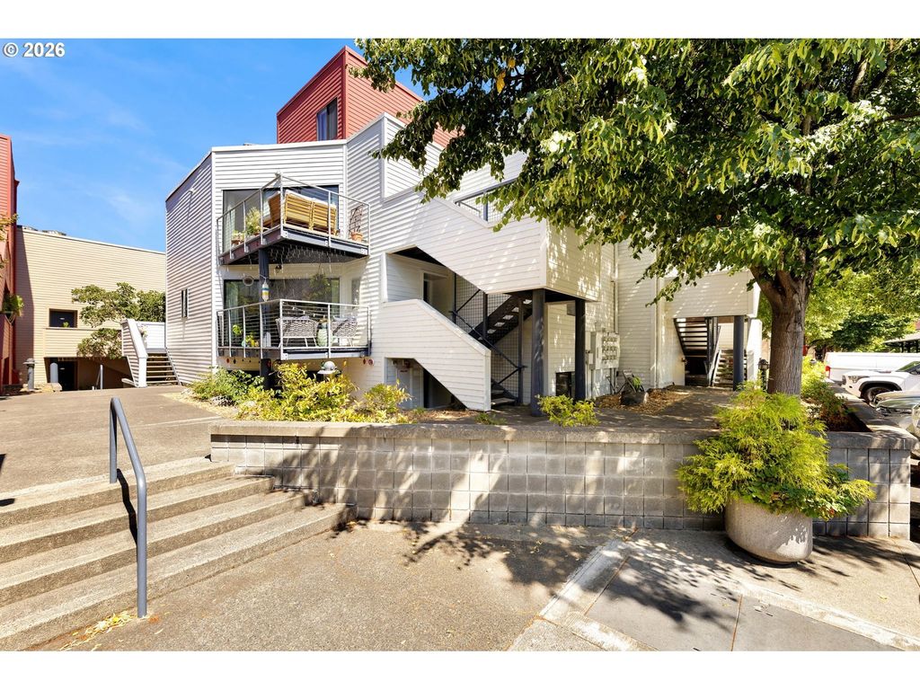 920 Nw Naito Pkwy J18, Portland