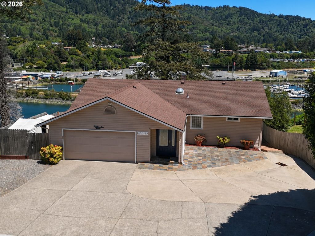 318 Del Norte Ln, Brookings