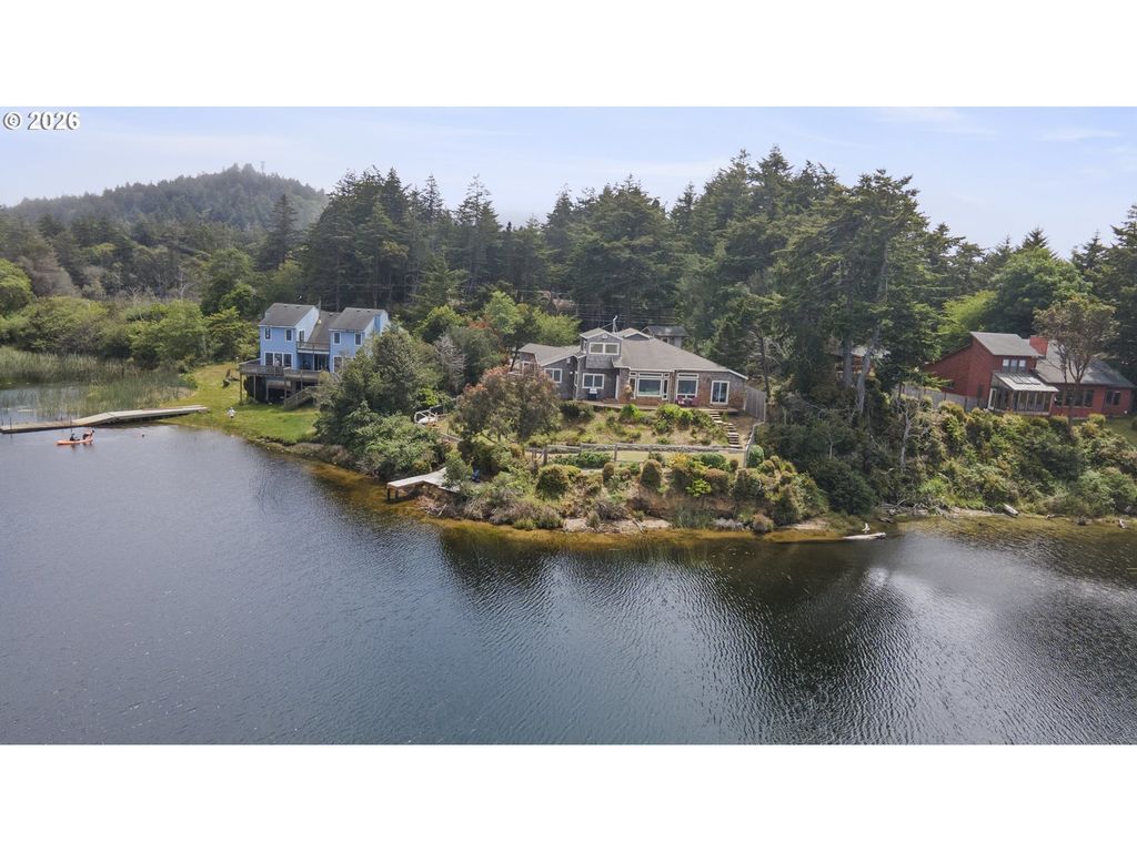 1008 Lakeshore Dr, Port Orford