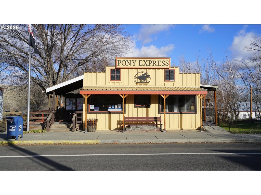 145 E Franklin Ave, Dayville