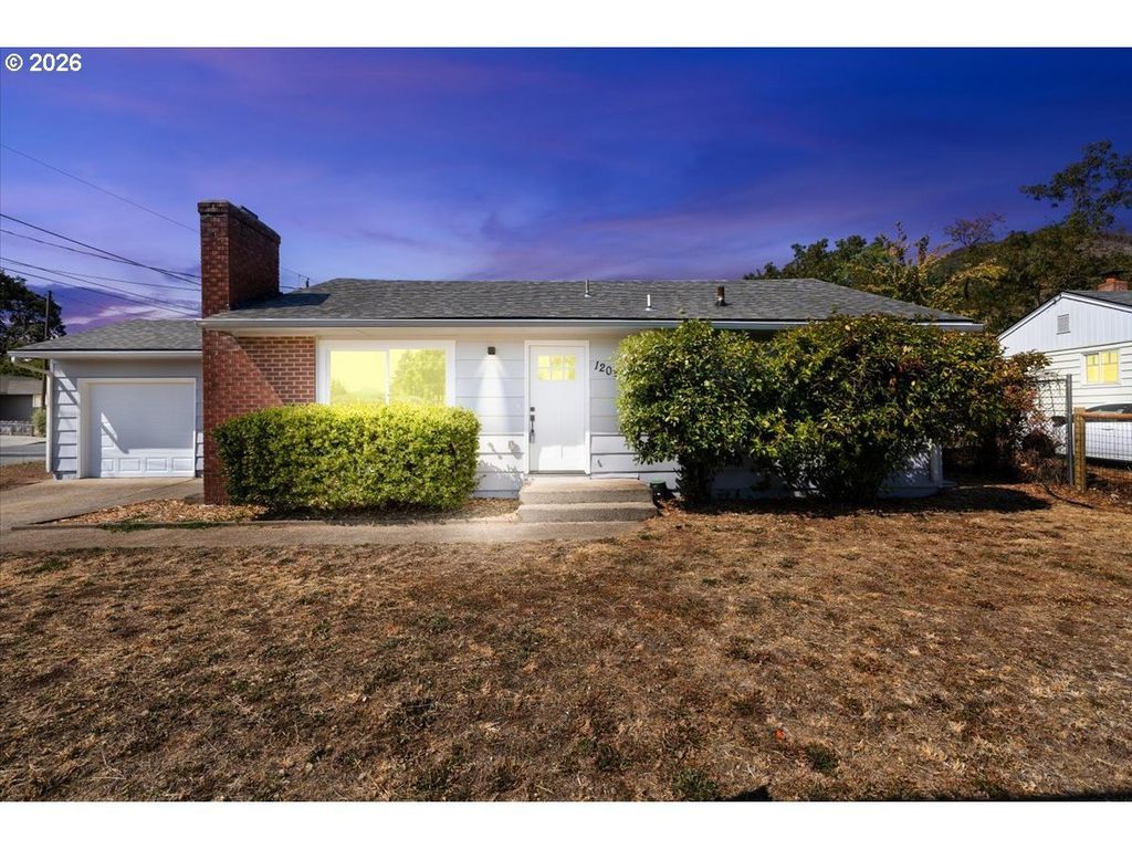 1202 Ne A St, Grants Pass