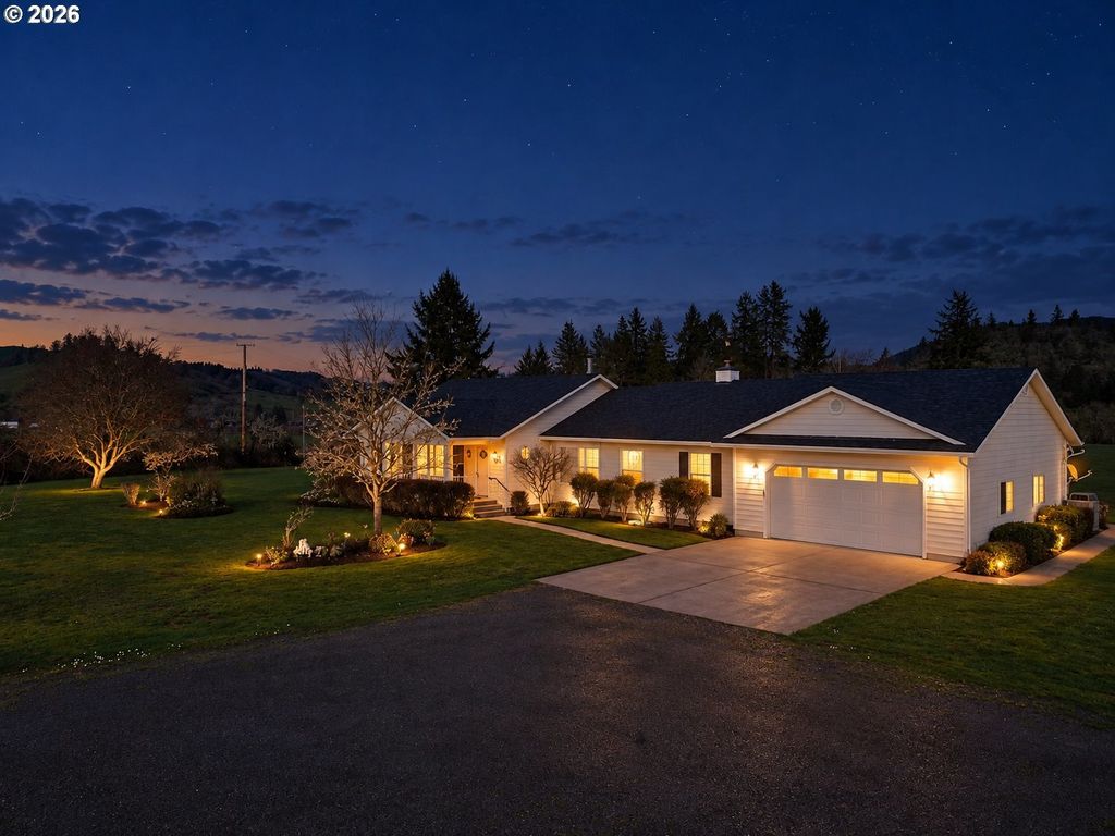 221 Foster Ln, Roseburg