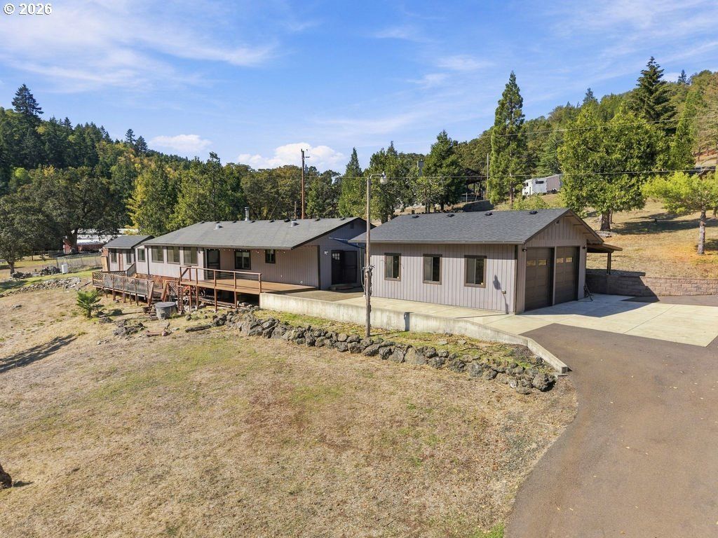 911 Jade Dr, Roseburg