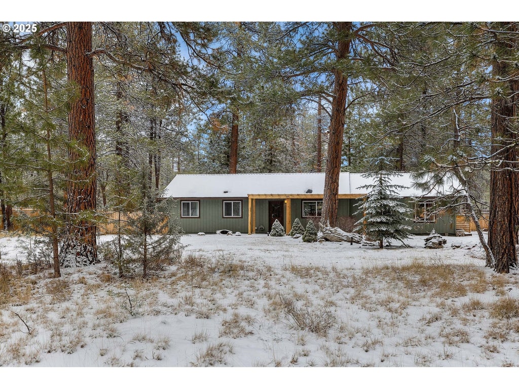 69322 Hackamore, Sisters