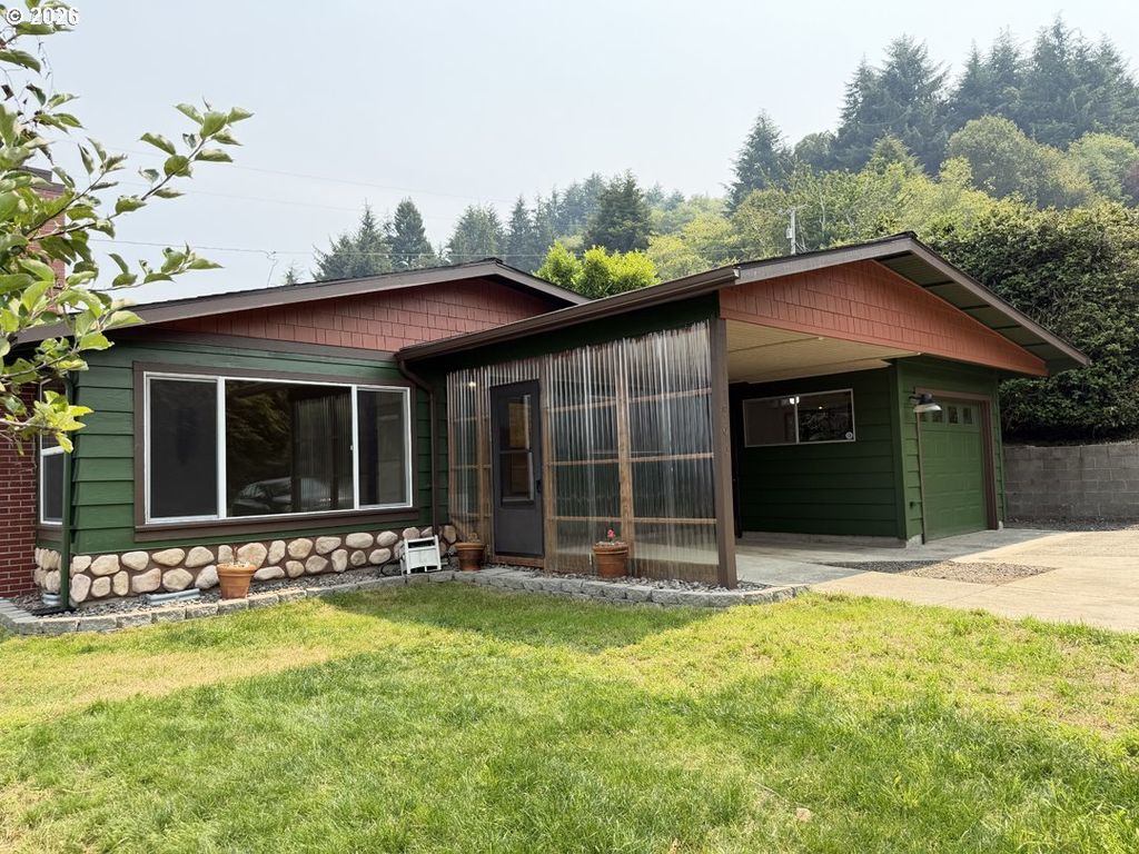 900 Rowe St, Reedsport