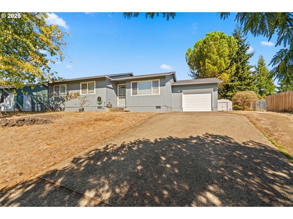 405 Corona Loop Rd, Roseburg